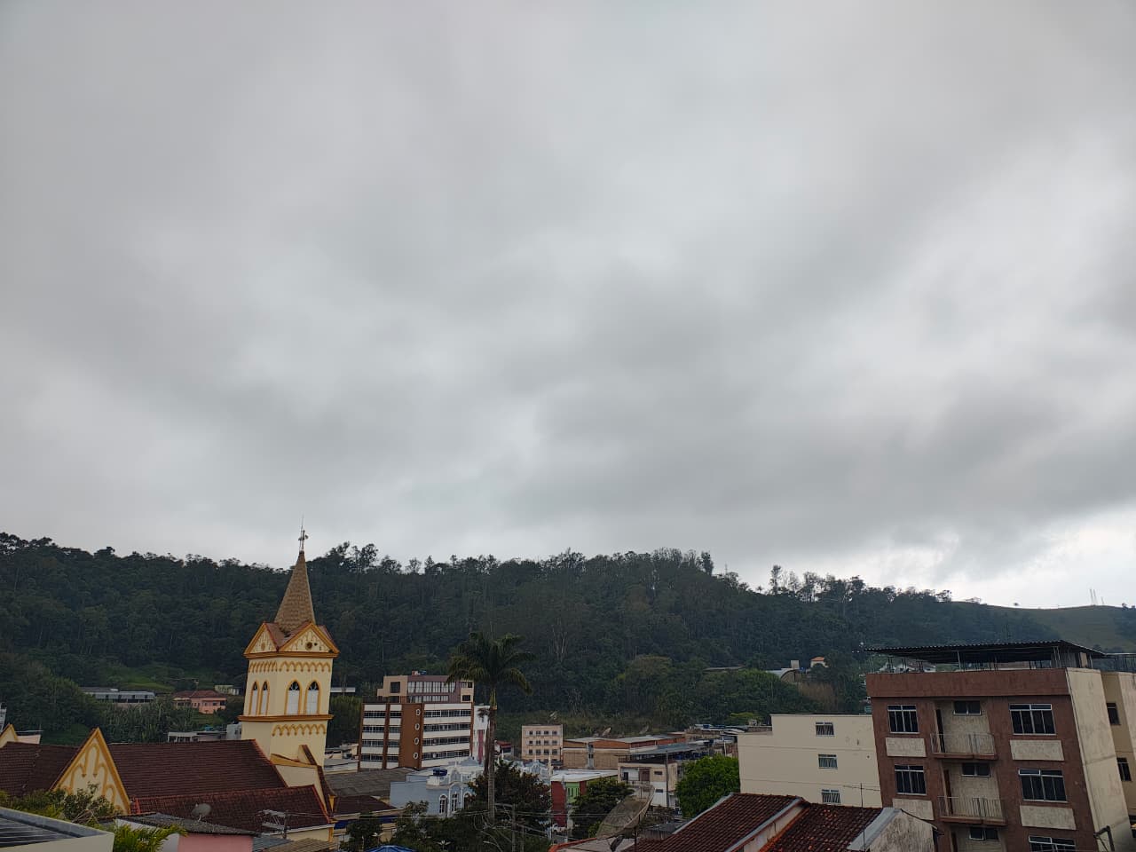 Ciclone extratropical influencia mudança no tempo e provoca pancadas de chuva em Santos Dumont